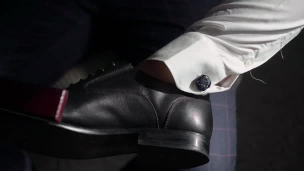 Man schoonmaken van zwart lederen schoenen — Stockvideo