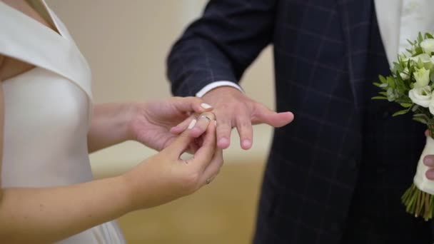 Die Braut legt dem Bräutigam bei der Trauung einen Ring an. Ringtausch — Stockvideo