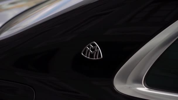 SAINT-PETERSBURG, RUSSIA - 16 LUGLIO 2020: Mercedes-benz classe S Maybach w222 guida di auto di lusso nere — Video Stock