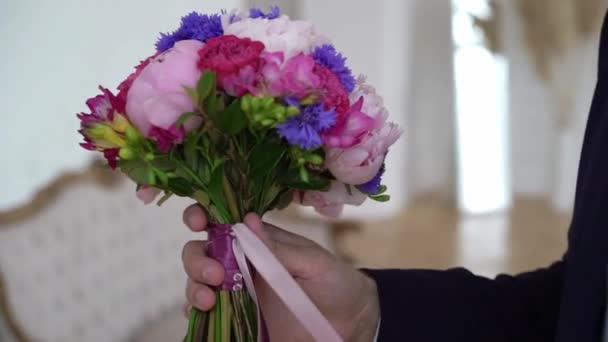 Hombre con flores, novio con ramo de boda nupcial esperando a su novia — Vídeos de Stock