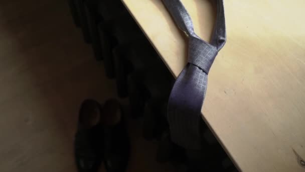 Молодой человек надел галстук — стоковое видео