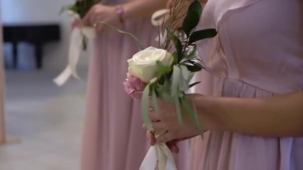 Domnișoare de onoare cu flori de buchet la ceremonia de nuntă — Videoclip de stoc