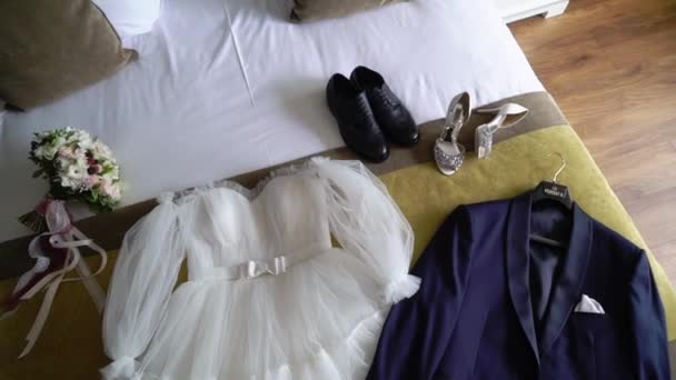 SAINT-PETERSBURG, RUSSIE - 15 AOÛT 2020 : Robe de mariée blanche de la mariée. Matin nuptial — Video