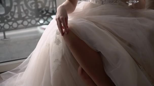 Невеста надела свадебные туфли. Свадебная обувь, утренняя повязка перед церемонией — стоковое видео