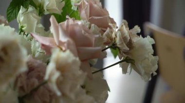 Masada bir buket gül çiçeği. Pembe ve beyaz