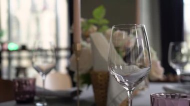 Restorandaki masalar akşam yemeği için hazır. Parti tatili için. Düğün, doğum günü ya da diğer etkinlikler için.