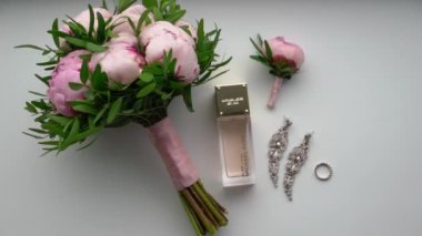 Aziz Petrus, Rusya - 25 Temmuz 2020: Şakayık çiçekleri, parfüm, yüzük ve küpelerden oluşan gelin buketi