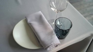 Restorandaki masalar akşam yemeği için hazır. Parti tatili için. Düğün, doğum günü ya da diğer etkinlikler için.