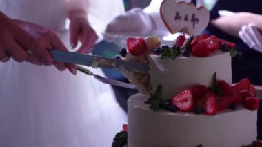 Bir düğün pastasını bıçakla kesmek. Tatlı, çift, gelin ve damat kesim