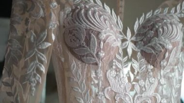 Gelinin beyaz gelinliği. Gelin sabahı