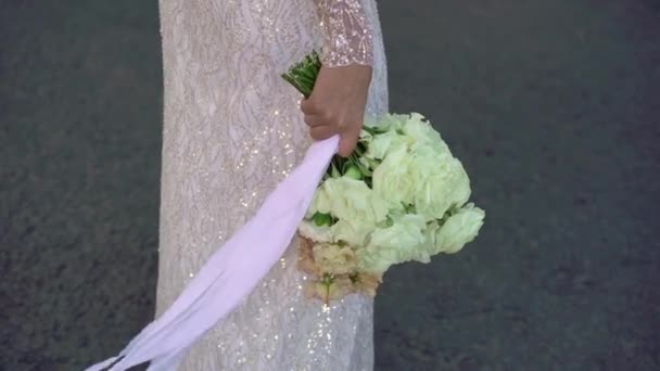 Mariée et marié marchant dans une rue de la ville le jour d'été Mariage