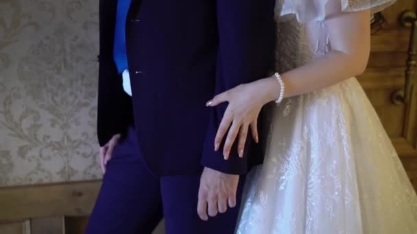 Bruid en bruidegom omarmen elkaar op de trouwdag. Romantisch koppel verliefd. — Stockvideo
