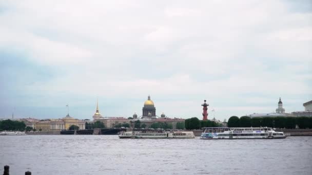 SAINT-PETERSBURG, RUSSIE - 15 AOÛT 2020 : Rivière municipale Neva avec vue sur la cathédrale Isaac et les colonnes de Rostral — Video