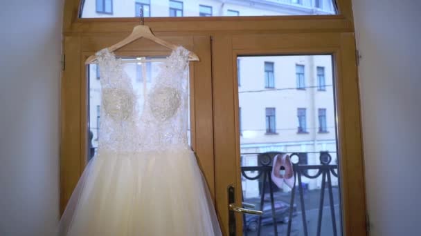 Белое свадебное платье невесты. Новобрачное утро — стоковое видео