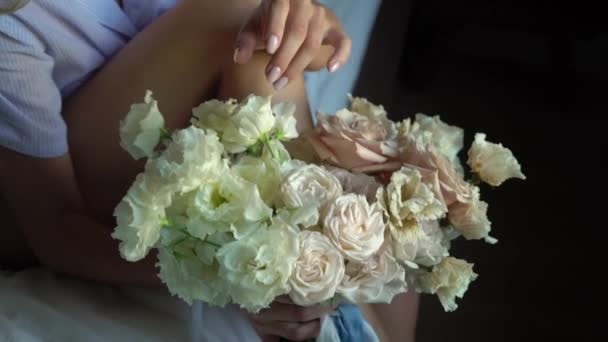 Junge Frau am Morgen mit Hochzeitsstrauß aus Blumen. Braut mit Brautrosen und Pfingstrosen — Stockvideo