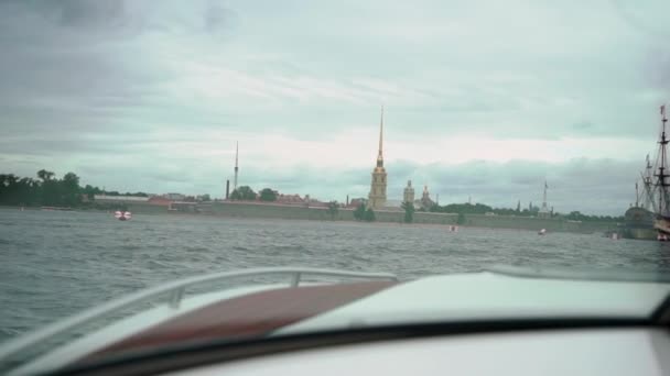 Sejlads en luksus motorbåd skib eller yacht i en by flod i Europa. Peter og Paul fæstning i Sankt Petersborg Rusland – Stock-video
