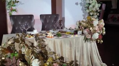 Restorandaki masalar akşam yemeği için hazır. Parti tatili için. Düğün, doğum günü ya da diğer etkinlikler için.