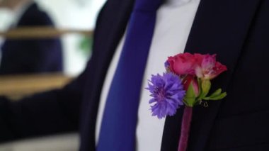 Düğünde damat için yaka çiçeği, sevimli çift..