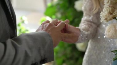 Gelin düğün töreninde damadın parmağına yüzük takar. Yüzük değişimi.