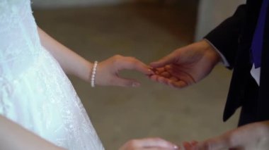 Gelin ve damat düğün günü kucaklaşıyorlar. Aşık romantik çift..