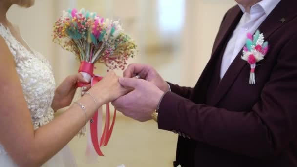 Mirele pune un inel pe degetul miresei la ceremonia de nuntă. Schimbul de inele — Videoclip de stoc