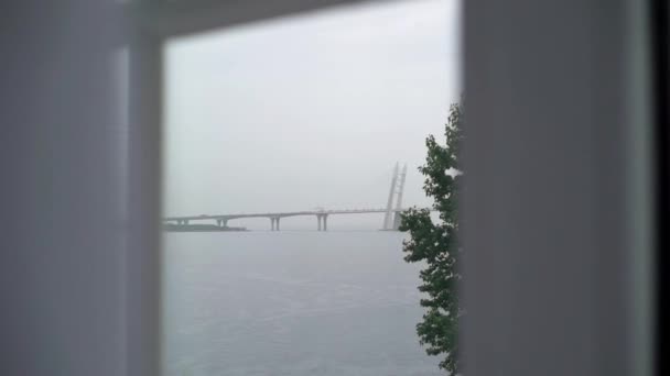 Autopista moderna carretera puente en San Petersburgo Rusia en el lluvioso día de verano — Vídeo de stock