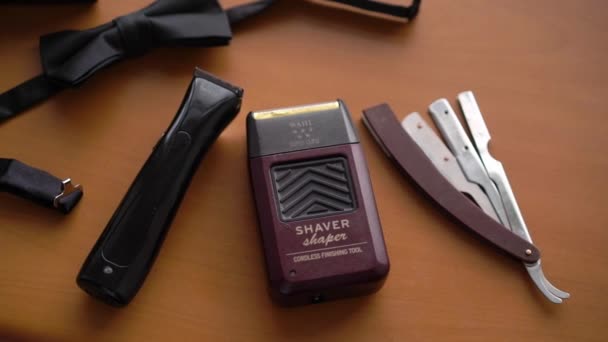 SAINT-PETERSBURG, RUSSIA - AUGUST 29, 2020: Shaver for beard, professional barber tools on barbershop — 图库视频影像