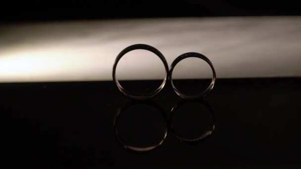Anillos de boda y joyas de compromiso propuesta. Rollos de anillo. — Vídeos de Stock
