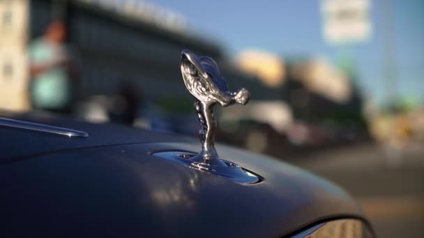 SAINT-PETERSBURG, ΡΩΣΙΑ - 19 ΑΥΓΟΥΣΤΟΥ 2020: Λογότυπο αυτοκινήτου Rolls-Royce στο καπό μαύρο πολυτελές αυτοκίνητο — Αρχείο Βίντεο