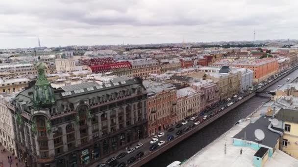 SAINT-PETERSBURG, RUSSIA - JULY 16, 2020: Zinger-bygning i St. Petersburg antenne – stockvideo