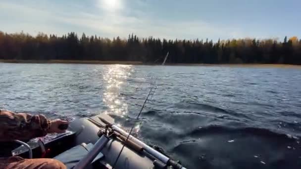 Риболовля на обертальному тролінгу з човна — стокове відео