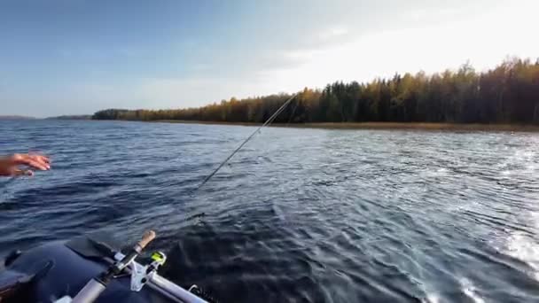 KARELIA, RUSIA - 20 DE OCTUBRE DE 2020: Pesca de curricán spinning desde un barco — Vídeos de Stock