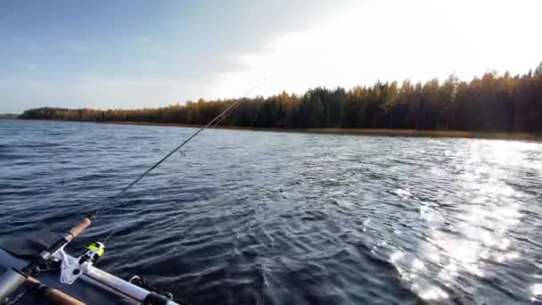 KARELIA, RUSSIA - OCTOBER 20, 2020: Риболовля на прядінні з човна — стокове відео