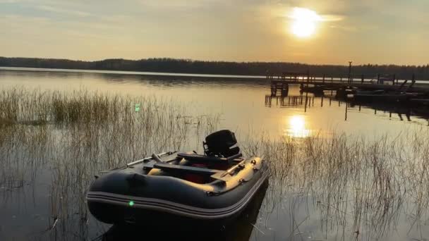 KARELIA, RUSSIA - 20 EKİM 2020: Gün batımında rıhtım yakınlarındaki gölde balık tutmak için şişirilebilir sürat teknesi — Stok video