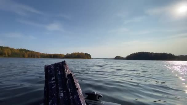 KARELIEN, RUSSLAND - 20. OKTOBER 2020: Schlauchboot zum Angeln am See in der Nähe der Seebrücke bei Sonnenuntergang — Stockvideo
