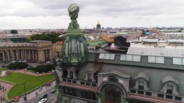 SAINT-PETERSBURG, RUSSIA - JULY 16, 2020: Zinger-bygning i St. Petersburg antenne – stockvideo