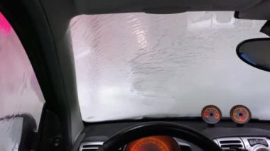 Otomatik oto yıkama, içeriden görüntü.