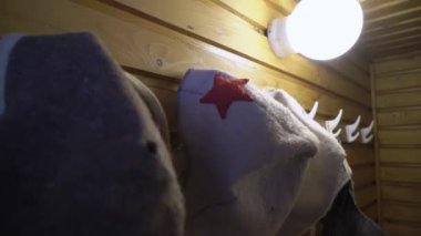 Sauna şapkaları asılı.