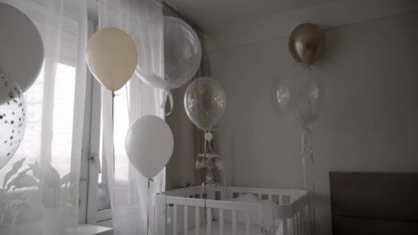 Camera per neonato decorato - culla per bambini e palloncini — Video Stock