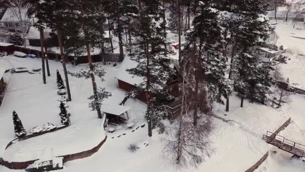 Edificio de madera de lujo casa de campo en invierno aérea — Vídeos de Stock