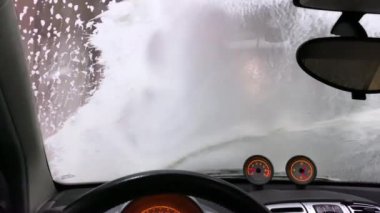 Otomatik oto yıkama, içeriden görüntü.