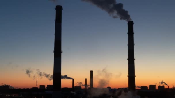 Industrial - Fábrica de tuberías al atardecer, contaminación con humo — Vídeos de Stock