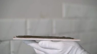 İnşaat alanında çalışan bir inşaatçı yenileme onarımı yapıyor. Duvara fayans seriyorum.