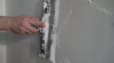 İnşaat işçisi bir apartman dairesinde ya da binada onarım yapar. Bir macun tak, duvarları düzleştir.