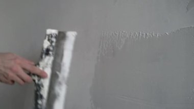 İnşaat işçisi bir apartman dairesinde ya da binada onarım yapar. Bir macun tak, duvarları düzleştir.