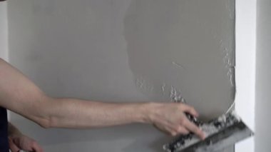 İnşaat işçisi bir apartman dairesinde ya da binada onarım yapar. Bir macun tak, duvarları düzleştir.