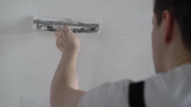 İnşaat işçisi bir apartman dairesinde ya da binada onarım yapar. Bir macun tak, duvarları düzleştir.