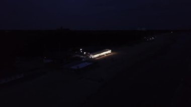 Gece vakti deniz kenarındaki bir restoranda. Tatil yerindeki ışıklar.