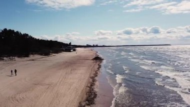 Kumsal ve deniz. Soğuk bir günde halk plajının insansız hava aracı görüntüsü. Havadan