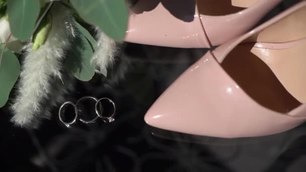 핑크 색 여인들의 신발, 흰 금반지와 다이아몬드 반지 그리고 꽃다발. 결혼식 날 아침. — 비디오